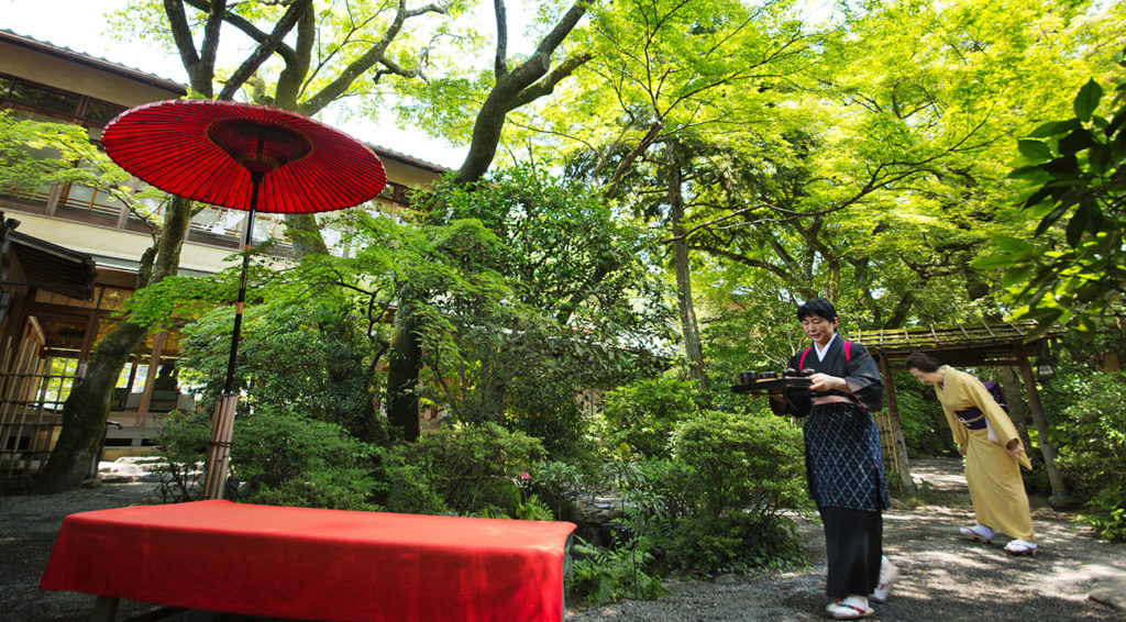 大原女装束をした給仕さん