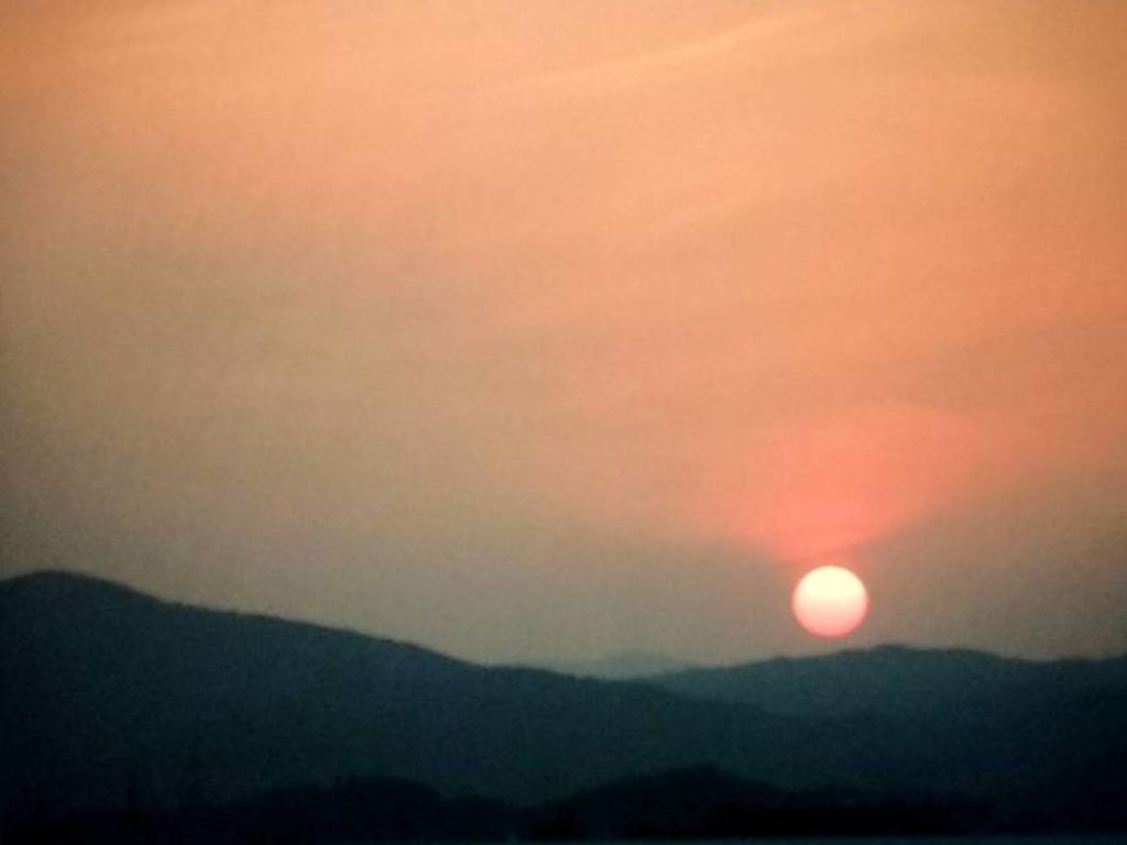 京都西山に沈む夕日