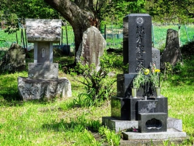 諏方氏の墓石