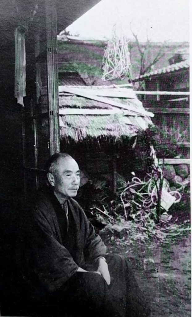 虚子庵で佇む虚子